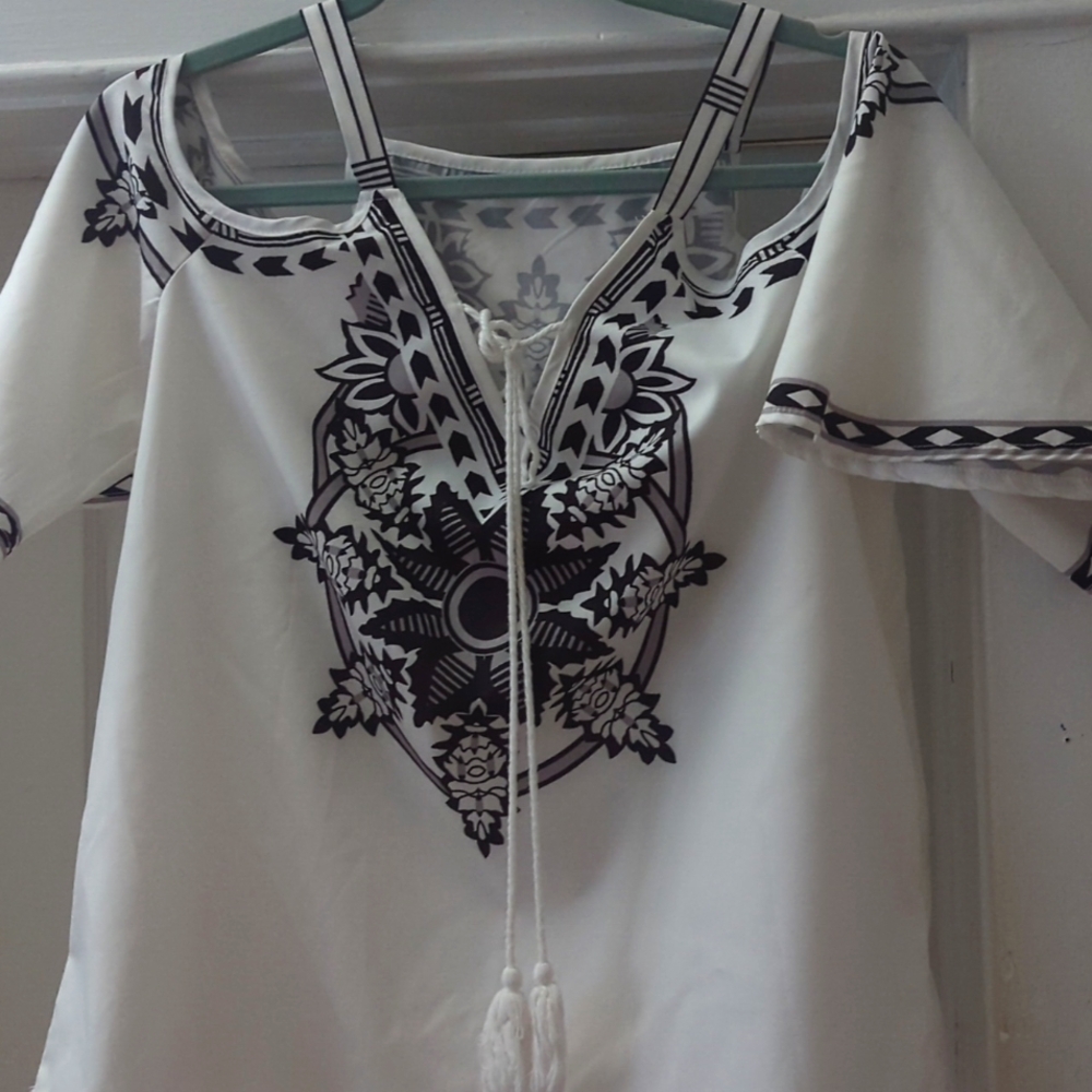 Summer top rip open Bell sleeves, with a tie tassel in front.